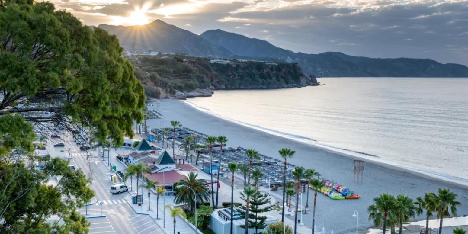 Playa, Piscina Y Relax En Este Coqueto Apartamento En Nerja Esterno foto